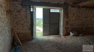 Detalle de Casa de piedra en Caspe con almendros