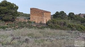 Foto de Gran finca con masía cerca del embalse.