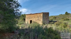 Detalle de Gran finca con masía cerca del embalse. por 70.000€
