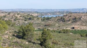 Gran finca con masía cerca del embalse. para vender