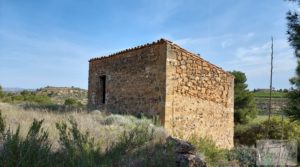 Se vende Gran finca con masía cerca del embalse.