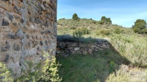 Foto de Gran finca con masía cerca del embalse.