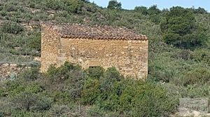 Detalle de Gran finca con masía cerca del embalse.