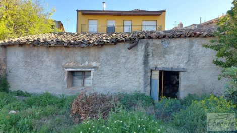 Almacén en Arens de Lledo.