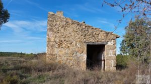 Finca con másica de piedra en Calaceite con almendros y olivos. en oferta con tranquilidad y privacidad