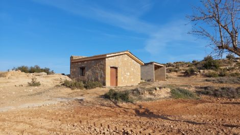 Finca con casa de piedra en Maella.