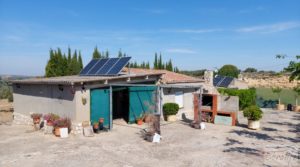 Vendemos Villa en Caspe con olivos, huertos y frutales. con porche