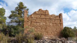 Finca de olivos y masía de piedra en La Ginebrosa. a buen precio con buenos accesos