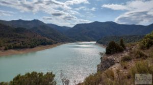 Finca de olivos y masía de piedra en La Ginebrosa. a buen precio con vistas extraordinarias por 80.000€