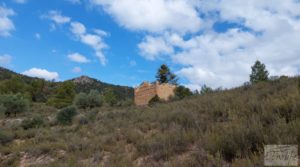 Detalle de Finca de olivos y masía de piedra en La Ginebrosa. con buenos accesos