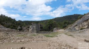 Finca de olivos y masía de piedra en La Ginebrosa. en oferta con vistas extraordinarias