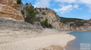 Finca de olivos y masía de piedra en La Ginebrosa. a buen precio con vistas extraordinarias