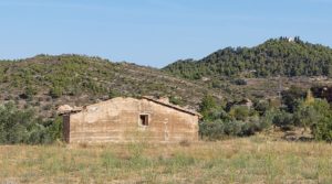 Finca en Fuentespalda con masía de adobe. a buen precio