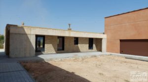 Finca de 7000 m2. en Alcañiz con taller de escultura. en oferta