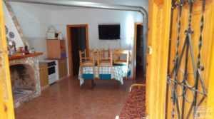 Foto de Chalet en Maella con arboles frutales y jardines. con huerto y jardín por 59.000€