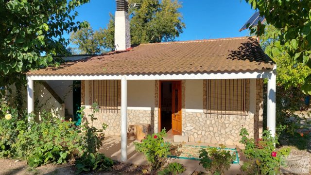 Chalet en Maella con arboles frutales y jardines.