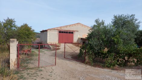 Nave agrícola en La Fresneda ideal para criar animales.