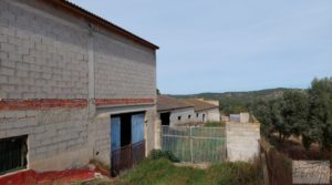 Nave agrícola en La Fresneda ideal para criar animales. para vender con suministro agua municipal