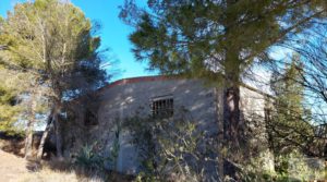 Finca en la huerta de Caspe con vivienda y almacén. en oferta con jardines