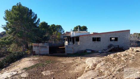 Finca en la huerta de Caspe con vivienda y almacén.