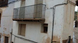 Casa en el centro histórico de Valderrobres. a buen precio con casa