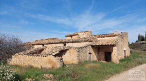 Finca de almendros, olivos y bosque en Arens de Lledó. para vender con buenos accesos
