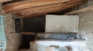 Se vende Finca de almendros y olivos en Mazaleón, con casa de campo de piedra. con tranquilidad
